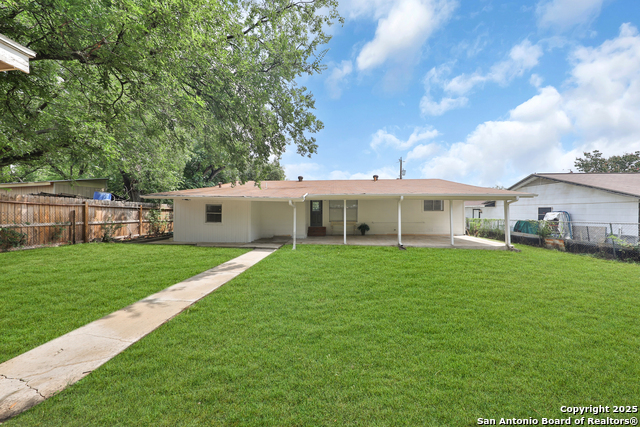 Listing photo id 29 for 3930 Maxine Dr