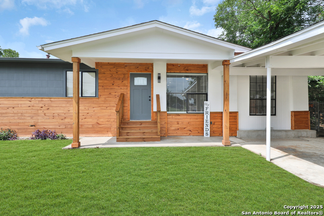 Listing photo id 2 for 3930 Maxine Dr