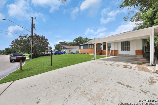 Listing photo id 3 for 3930 Maxine Dr
