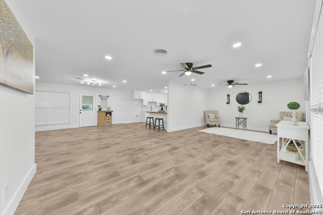 Listing photo id 4 for 3930 Maxine Dr