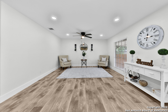 Listing photo id 6 for 3930 Maxine Dr