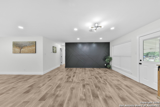 Listing photo id 7 for 3930 Maxine Dr