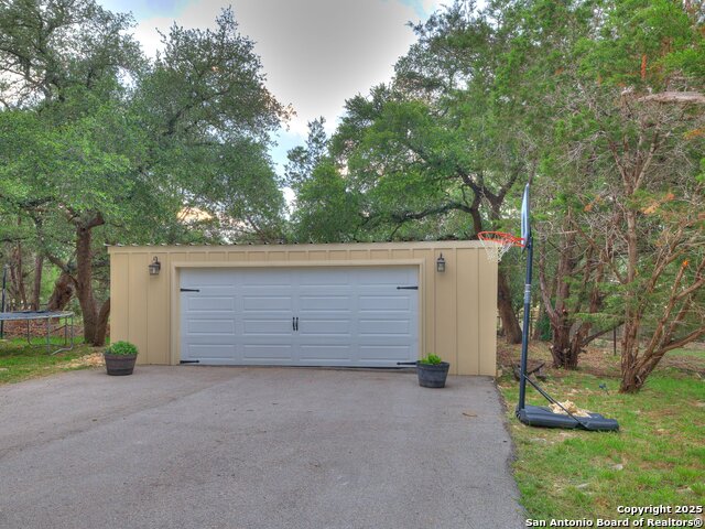 Listing photo id 7 for 5290 Spring Branch