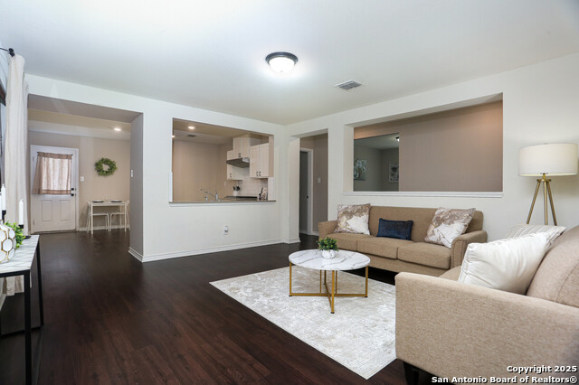 Listing photo id 4 for 3027 Mission Gate
