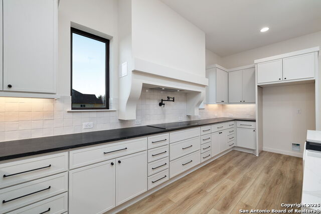 Listing photo id 19 for 623 Oak Creek