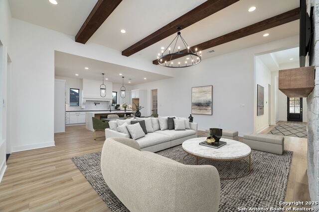 Listing photo id 3 for 623 Oak Creek