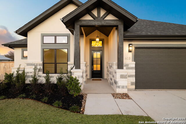 Listing photo id 5 for 623 Oak Creek