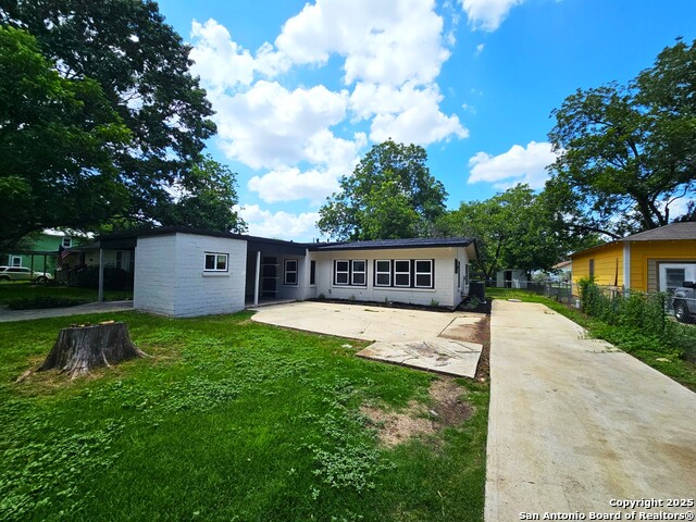 Details for 958 Humphreys E, Seguin, TX 78155