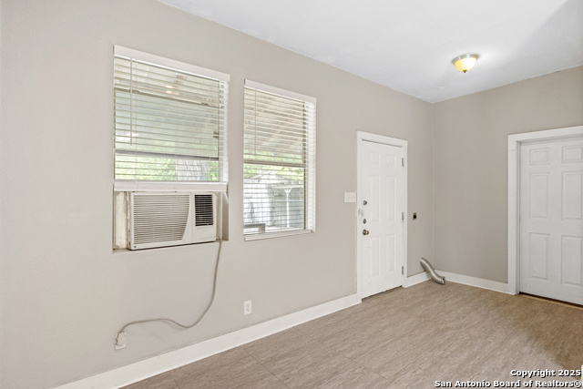 Image 17 of 31 For 323 Roseborough