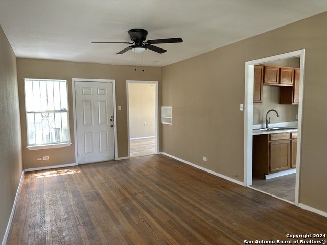 Listing photo id 13 for 2456 Cincinnati