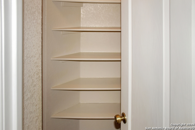 Listing photo id 13 for 7527 Escada Crest