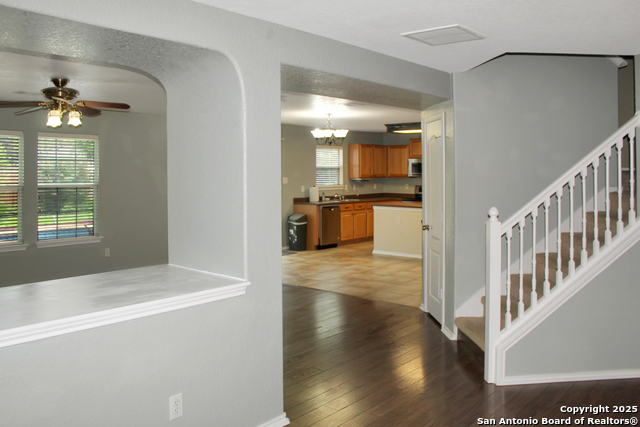 Listing photo id 5 for 7527 Escada Crest