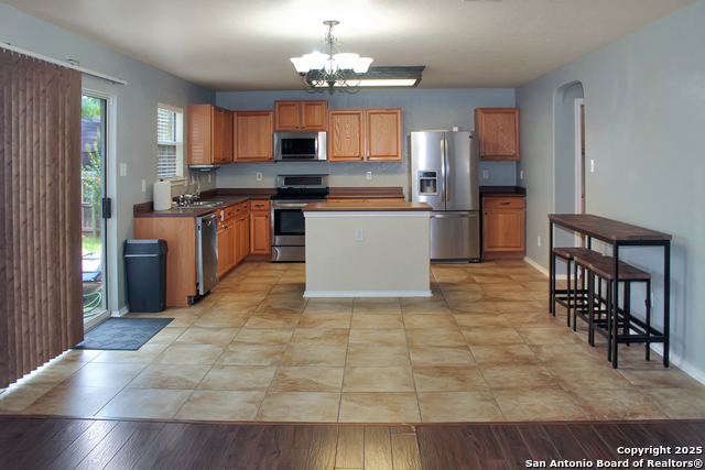 Listing photo id 7 for 7527 Escada Crest