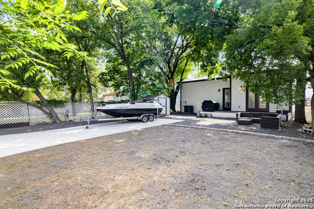 Listing photo id 32 for 1219 Olive