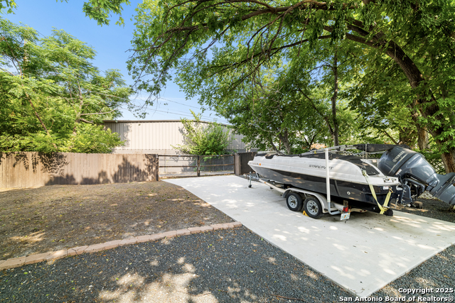 Listing photo id 33 for 1219 Olive