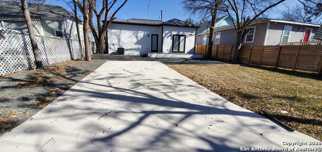 Listing photo id 34 for 1219 Olive