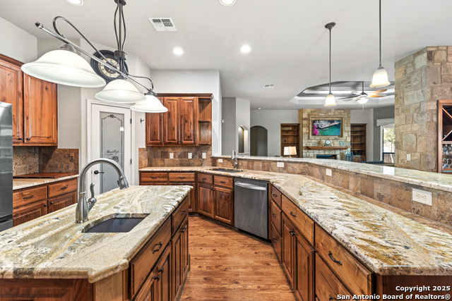 Listing photo id 12 for 2299 Sun Chase