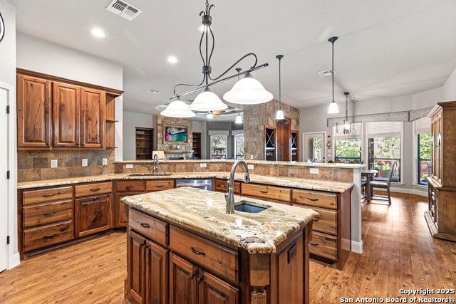 Listing photo id 13 for 2299 Sun Chase