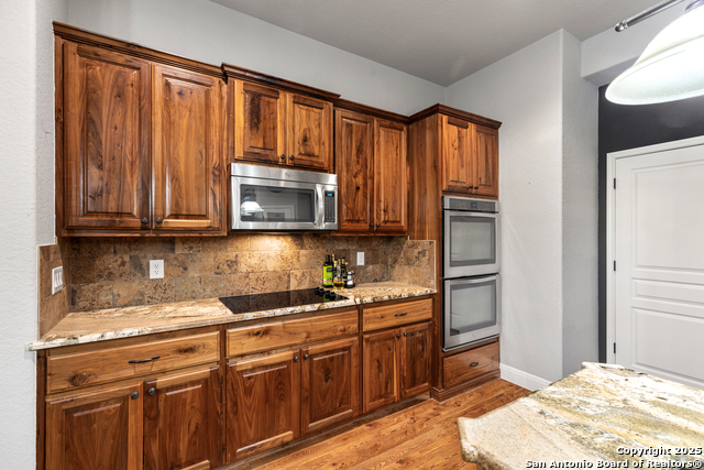 Listing photo id 15 for 2299 Sun Chase
