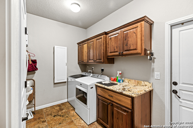 Listing photo id 24 for 2299 Sun Chase
