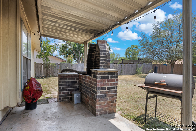 Listing photo id 12 for 1019 Cloverbrook