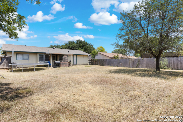 Listing photo id 13 for 1019 Cloverbrook