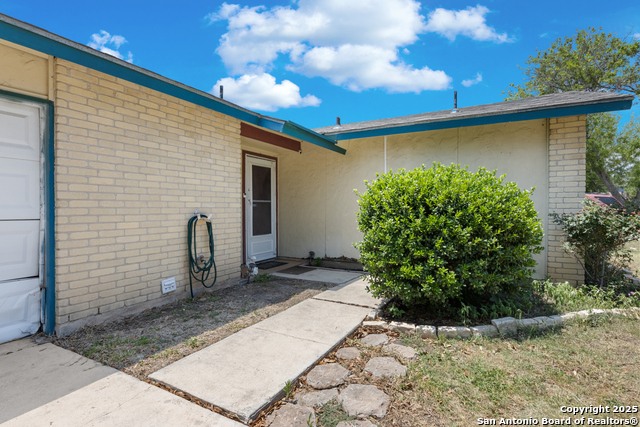 Listing photo id 0 for 1019 Cloverbrook