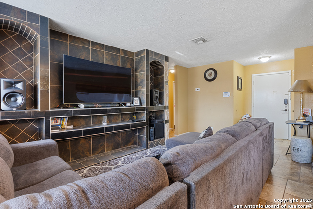 Listing photo id 1 for 1019 Cloverbrook