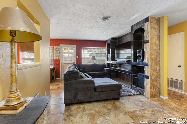 Listing photo id 2 for 1019 Cloverbrook