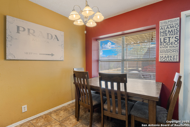 Listing photo id 3 for 1019 Cloverbrook
