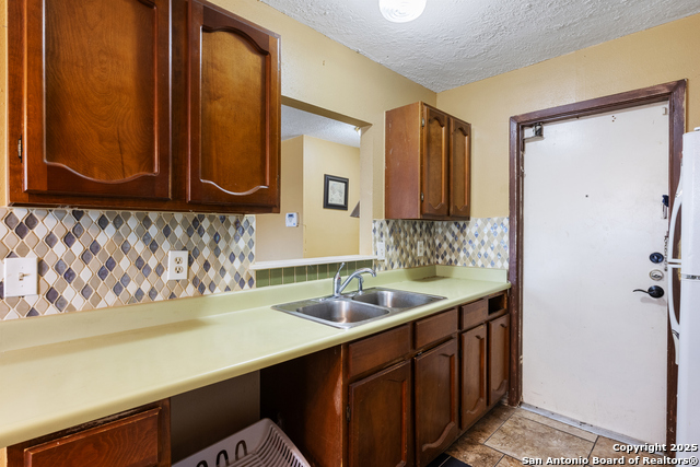 Listing photo id 4 for 1019 Cloverbrook