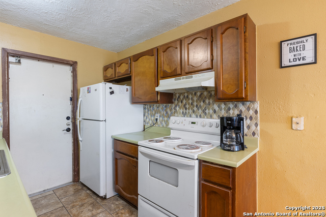 Listing photo id 5 for 1019 Cloverbrook