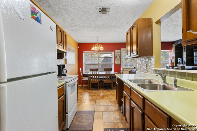 Listing photo id 6 for 1019 Cloverbrook