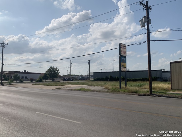 Image 3 of 6 For 124 Kingsbury W
