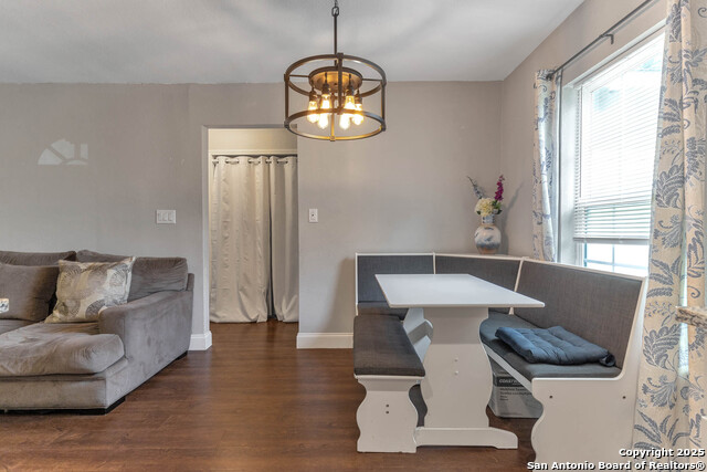 Listing photo id 8 for 630 Glamis Ave