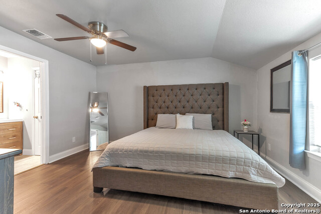 Listing photo id 9 for 630 Glamis Ave