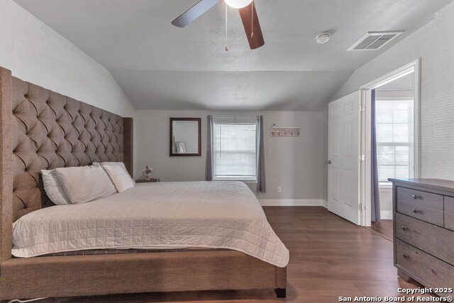 Listing photo id 10 for 630 Glamis Ave