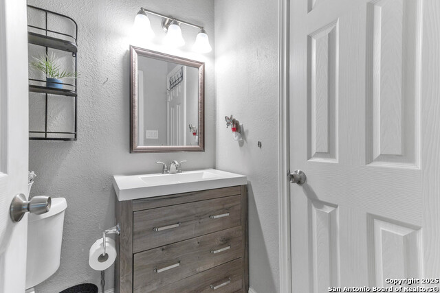 Listing photo id 11 for 630 Glamis Ave