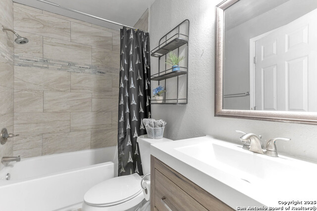 Listing photo id 12 for 630 Glamis Ave