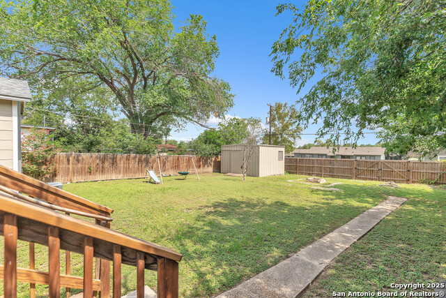 Listing photo id 17 for 630 Glamis Ave