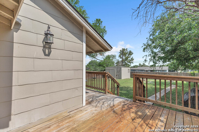 Listing photo id 18 for 630 Glamis Ave