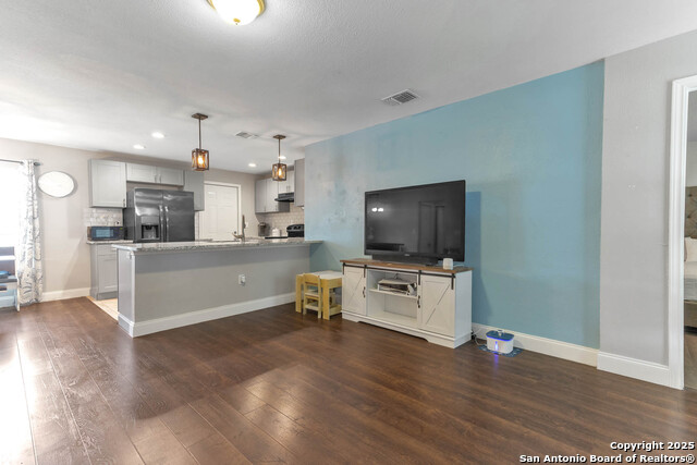 Listing photo id 1 for 630 Glamis Ave