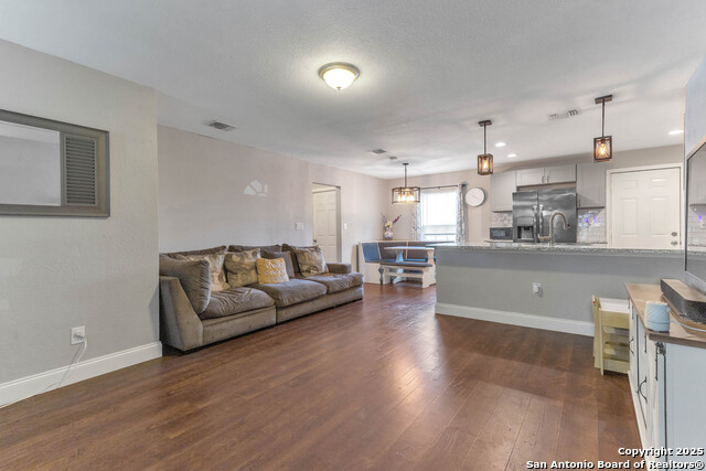 Listing photo id 2 for 630 Glamis Ave