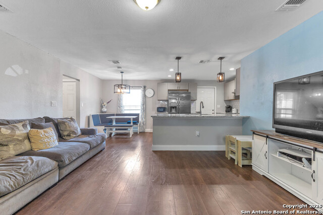 Listing photo id 3 for 630 Glamis Ave