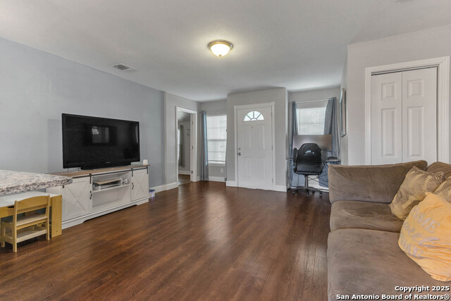 Listing photo id 4 for 630 Glamis Ave