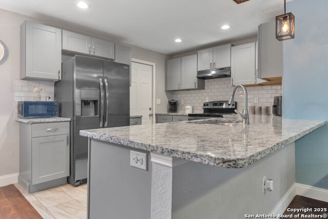 Listing photo id 5 for 630 Glamis Ave