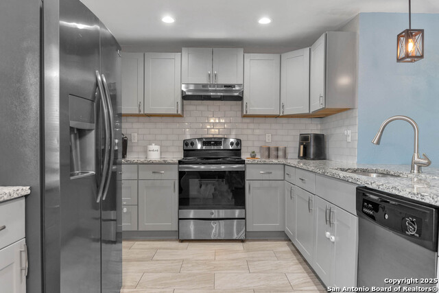 Listing photo id 6 for 630 Glamis Ave