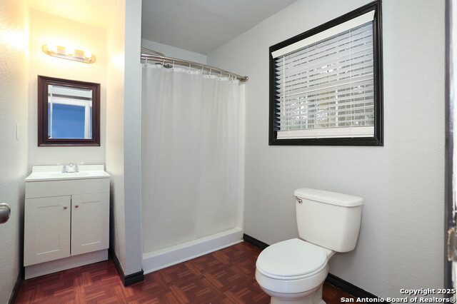 Listing photo id 9 for 772 Cresthill