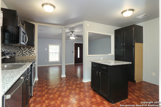 Listing photo id 5 for 772 Cresthill