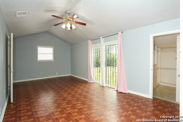 Listing photo id 7 for 772 Cresthill